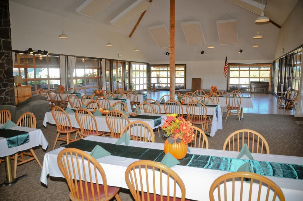 Bend-Sunriver Camping Resort Wheelchair Accessible Yurt 13 Buitenkant foto